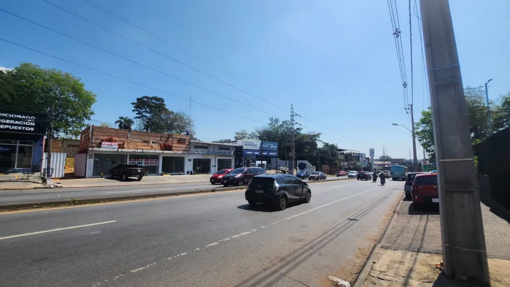 ESPACIOSO SALON COMERCIAL ZONA 4 MOJONES. SOBRE ACCESO ZUR. UNICO!! — photo 2