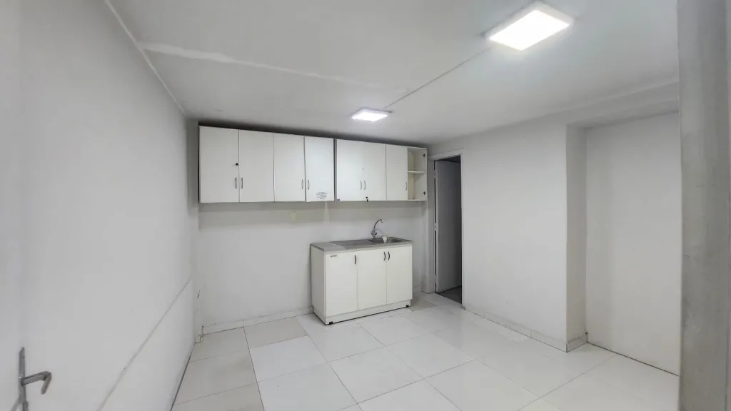 ESPACIOSO SALON COMERCIAL ZONA 4 MOJONES. SOBRE ACCESO ZUR. UNICO!! — photo 3
