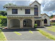 Alquilo hermosa Casa Condominio Paraná Country Club
