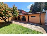 VENDO CASA CON AMPLIO TERRENO EN BARRIO SAN ISIDRO, LAMBARÉ