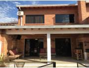 VENDO HERMOSA Y AMPLIA CASA EN BARRIO SAJONIA, CON 4 DORMITORIOS. EXCELENTE UBICACIÓN!!!