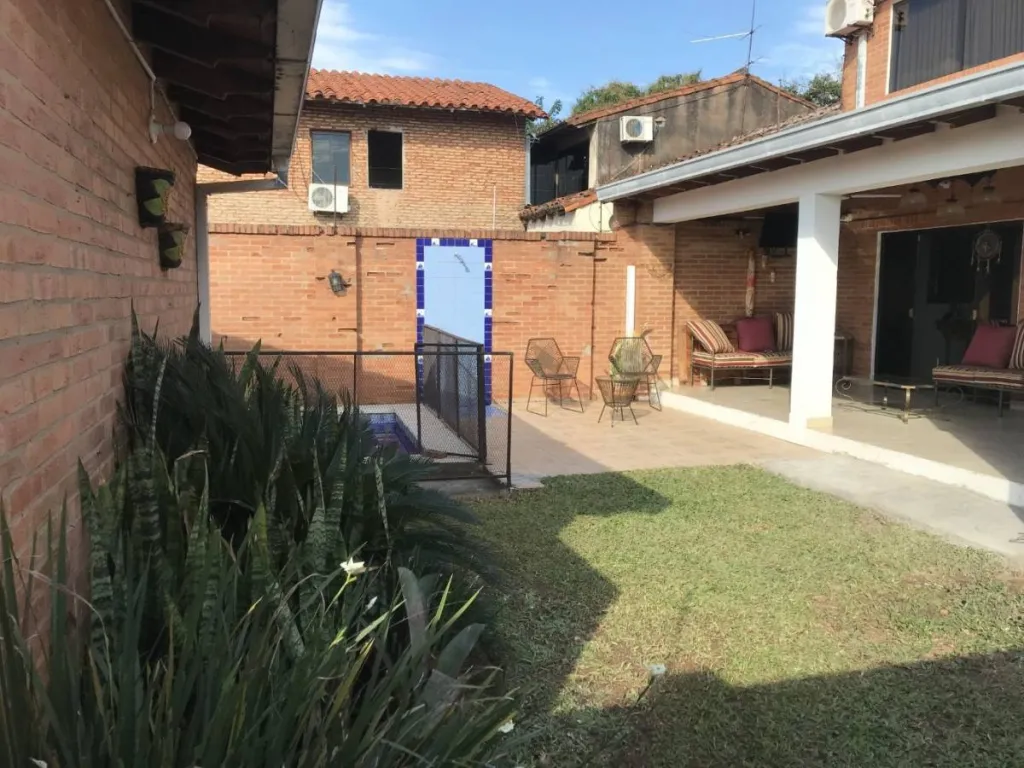 VENDO HERMOSA Y AMPLIA CASA EN BARRIO SAJONIA, CON 4 DORMITORIOS. EXCELENTE UBICACIÓN!!! — foto 2