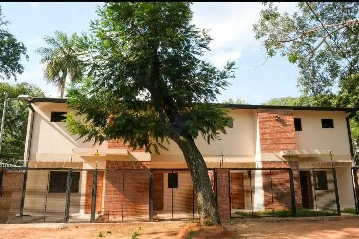 SE VENDE  𝘼𝙈𝙋𝙇𝙄𝙊 𝘿𝙐𝙋𝙇𝙀𝙓 𝙀𝙉 𝙇𝙐𝙌𝙐𝙀 CON PISCINA Y 3 HABITACIONES — foto 2
