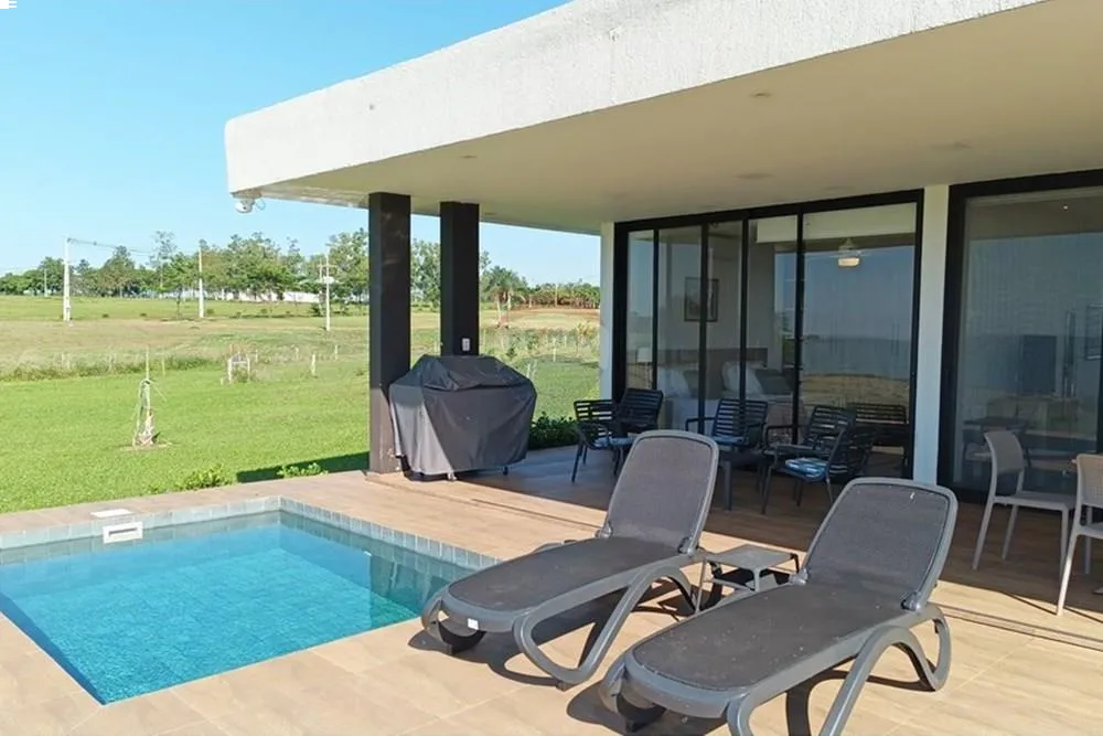 VENDO CASA CPISCINA Y PLAYA PRIVADA EN COUNTRY Paraqvaria Aero y Marina Club-CNEL.BOGADO — foto 3