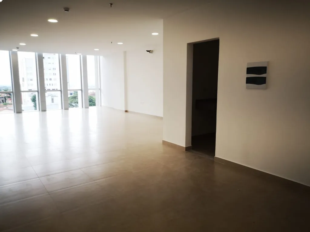 INVERTÍ SEGURO! GRAN OFICINA EN ELEGANTE EDIFICIO — foto 3