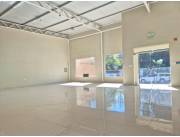 Alquilo salón para show room , con oficinas zona Julio Correa