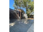 BO HERRERA EN PB: RESIDENCIA, 3 DORMIT, AMPLIA RECEPCIÓN, QUINCHO, GRAN PATIO, PISCINA.