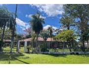 VENDO HERMOSA RESIDENCIA ENFRENTE AL LAGO YPACARAI CON PLAYA PROPIA
