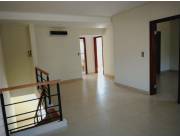 Vendo Duplex de 3 dormitorios en Lambare zona Colegio Sek y Yacht y Golf Club