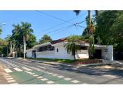 Amplia Casa en Asunción para uso Residencial o Comercial