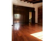 Casa en venta en barrio Mburucuya de 4 dorm.