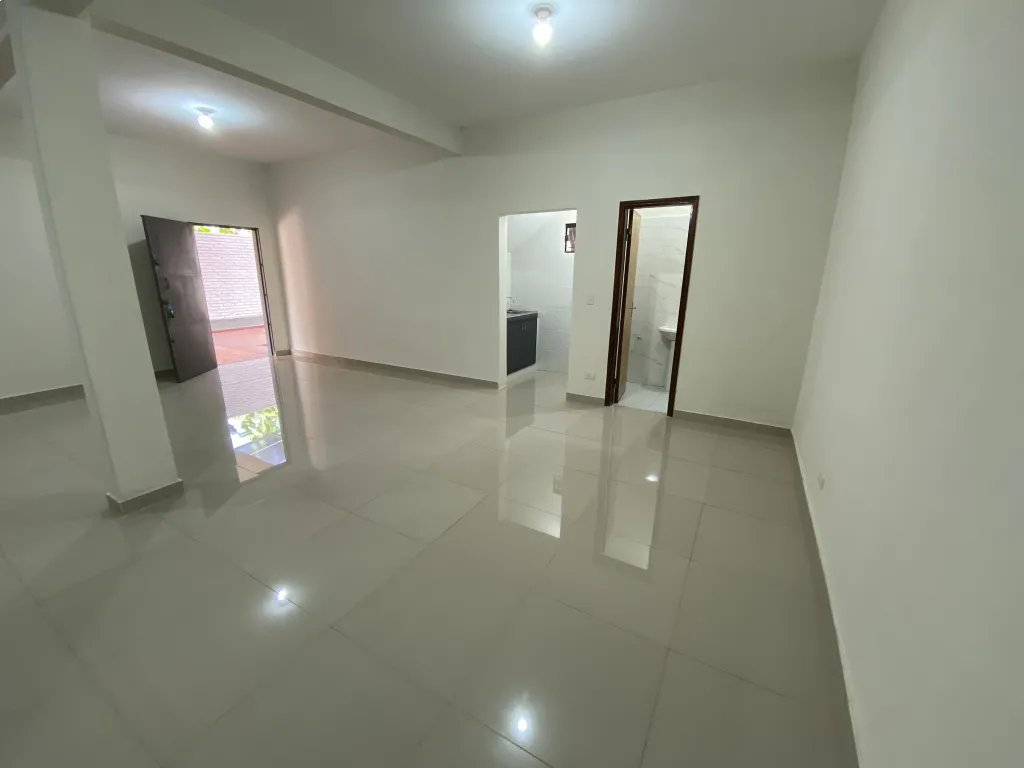 Vendo Casa con salón comercial en San Lorenzo barrio Las Mercedes (590.000.000) — foto 3