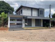 Vendo Casa con salón comercial en San Lorenzo barrio Las Mercedes (590.000.000)