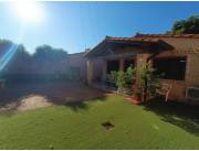 VENDO CHALET CONSTRUIDO EN TERRENO CON SALIDA DE CALLE A CALLE EN LAMBARÉ, B° SAN ANTONIO