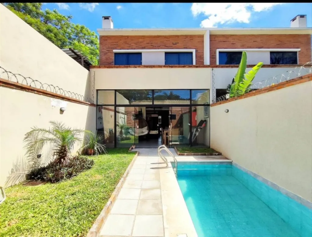 VENDO HERMOSO DÚPLEX DE 3 DORMITORIOS Y PISCINA EN MARIANO ROQUE ALONSO, ZONA AEROPUERTO — Foto 2