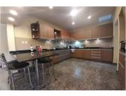 CASA EN BO. BERNARDINO CABALLERO EN VENTA