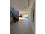 *ALQUILO* Casa de tres pisos con ascensor. Zona Casa Rica Los Laureles, barrio Mcal. Estig