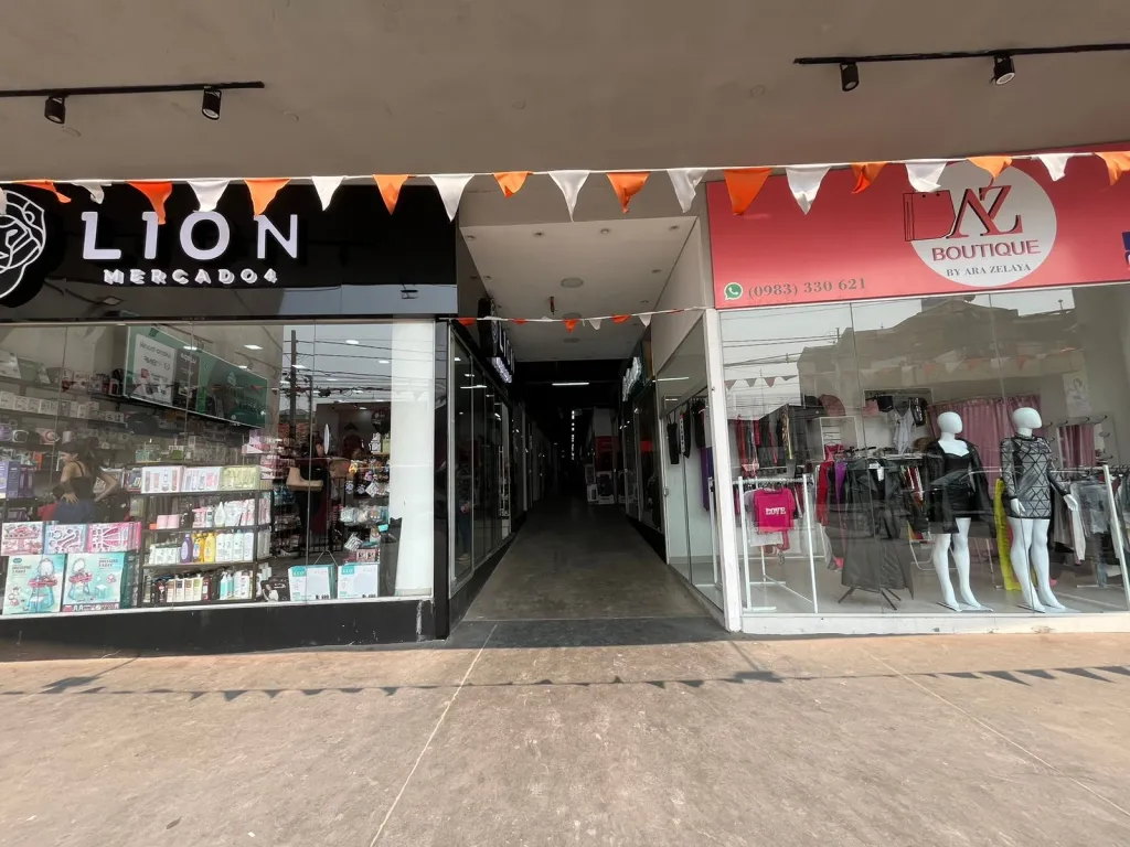 Alquilo o vendo salon comercial en galería M4 — foto 2