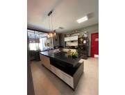 *EN ALQUILER Y VENTA- Amplia casa de 2 dormitorios + servicio en condominio, zona yacht*
