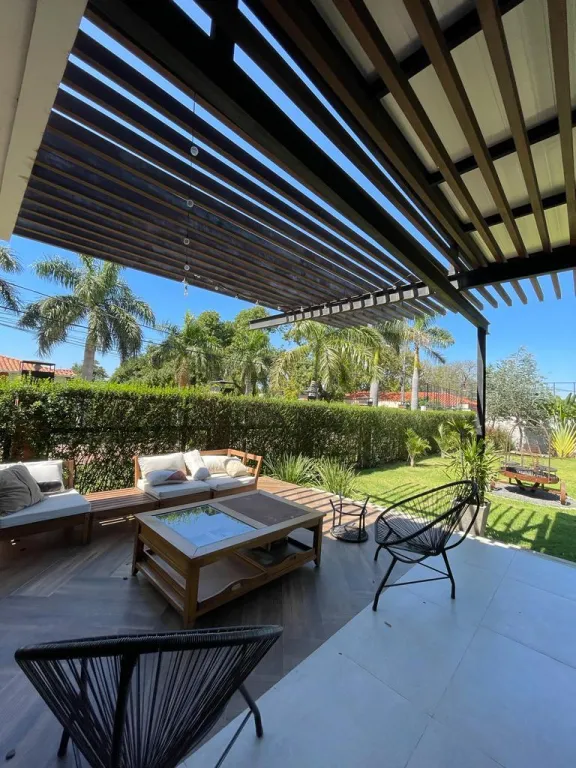 *EN ALQUILER Y VENTA- Amplia casa de 2 dormitorios + servicio en condominio, zona yacht* — photo 3