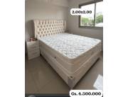 Sommier 2x2m con cabecera capitoné y mesitas 140kg por lado