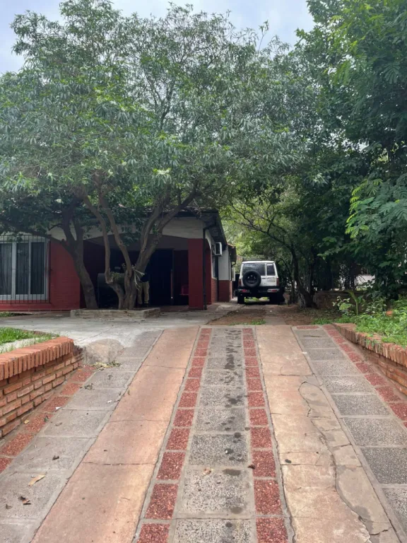 VENDO AMPLIA PROPIEDAD SOBRE AVDA GRAL SANTOS FRENTE AL HOSPITAL DE IPS — foto 3