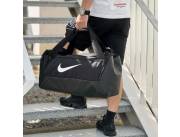 🌀 Bolson deportivo Nike Brasilia todo negro pipa blanca de 41 litros tamaño mediano. Car