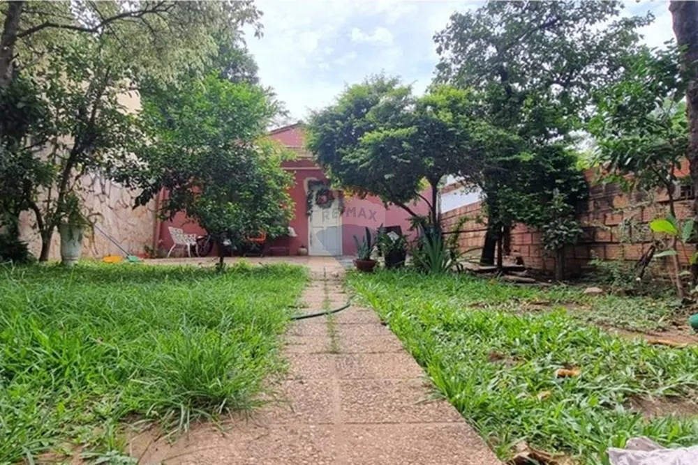 OFERTO TERRENO CON CASA A REFACCIONAR EN BARRIO LAS MERCEDES - ASUNCIÓN — foto 2