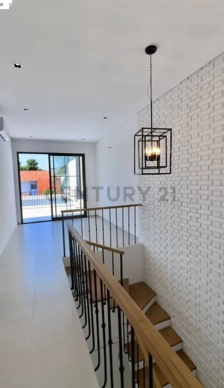 HERMOSA CASA PAREADA BRITISH STYLE A ESTRENAR — foto 2
