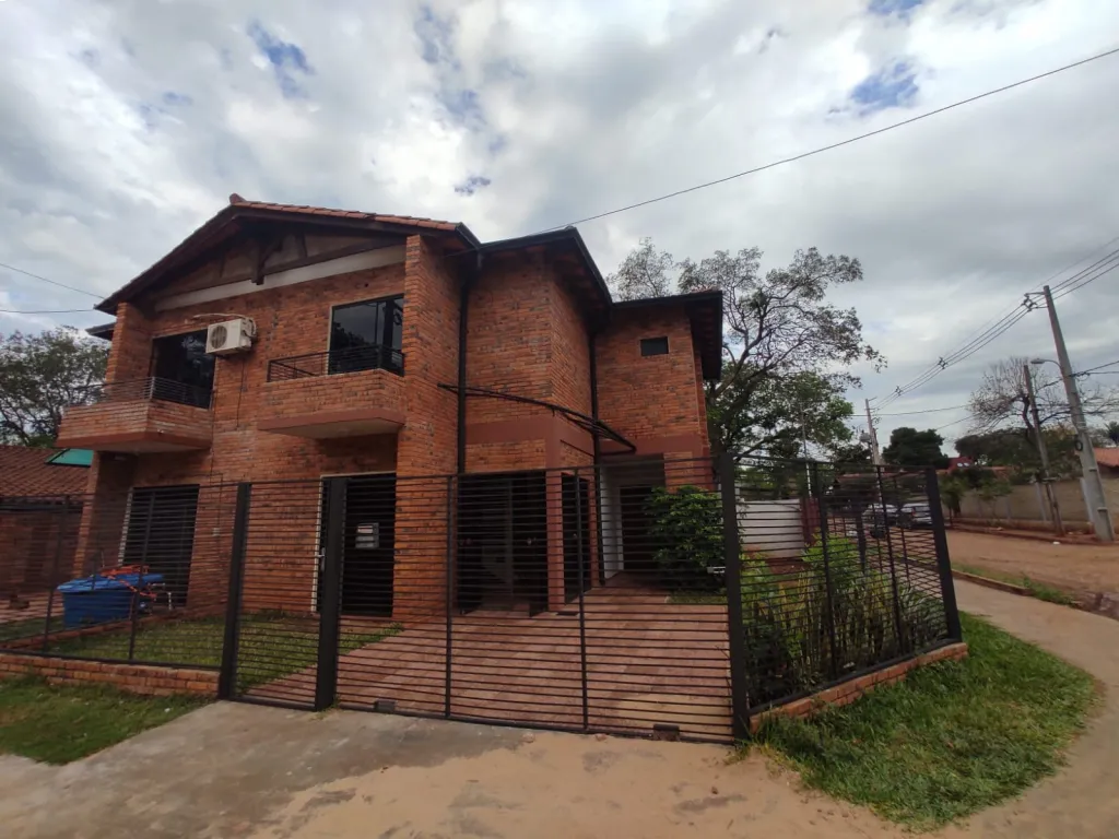 VENDO CASA + 2 DUPLEX EN ESQUINA, LUQUE TERCER BARRIO — foto 2