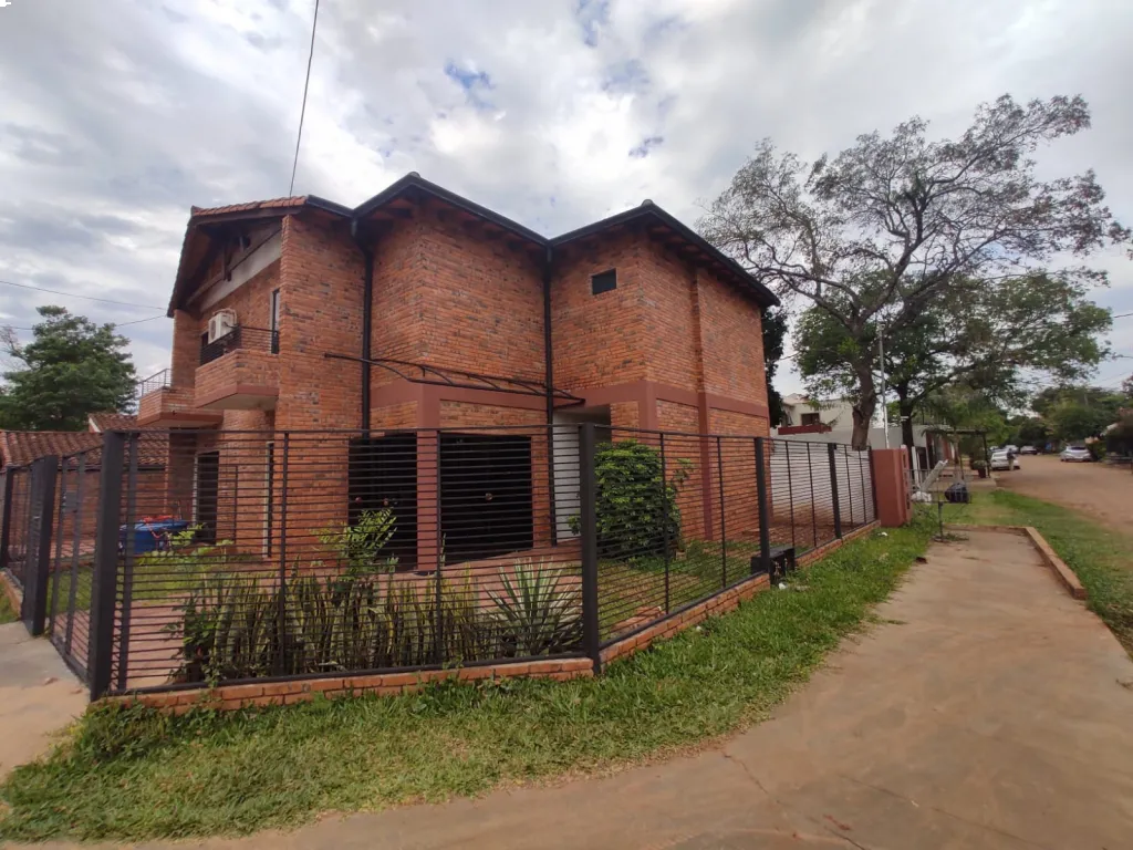 VENDO CASA + 2 DUPLEX EN ESQUINA, LUQUE TERCER BARRIO — foto 3