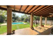 VENDO AMPLIA CASA QUINTA EN AREGUA 5 DORMITORIOS