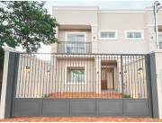 Se vende Dúplex de 3 Dormitorios en la zona del Yacht y Golf Club. Lambaré