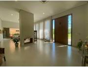 RESIDENCIA DE LUJO EN ESQUINA EN SURUBI¨I
