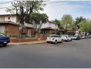 Importante Residencia en Esquina - Las Mercedes, Asunción