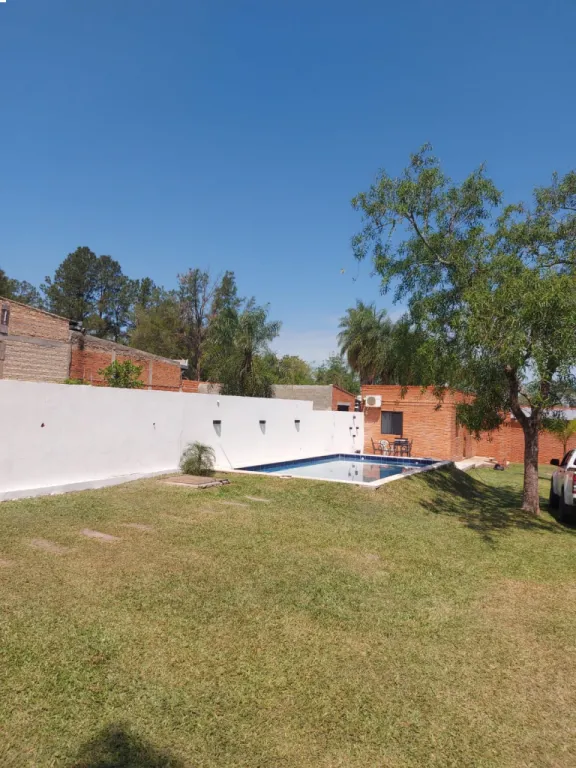 VENTA CASA con piscina a pasos de Av Neumann. 2 dormitorios amplio patio — foto 2