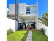 Vendo casa pareada de 3 suites en Mburucuya Asunción