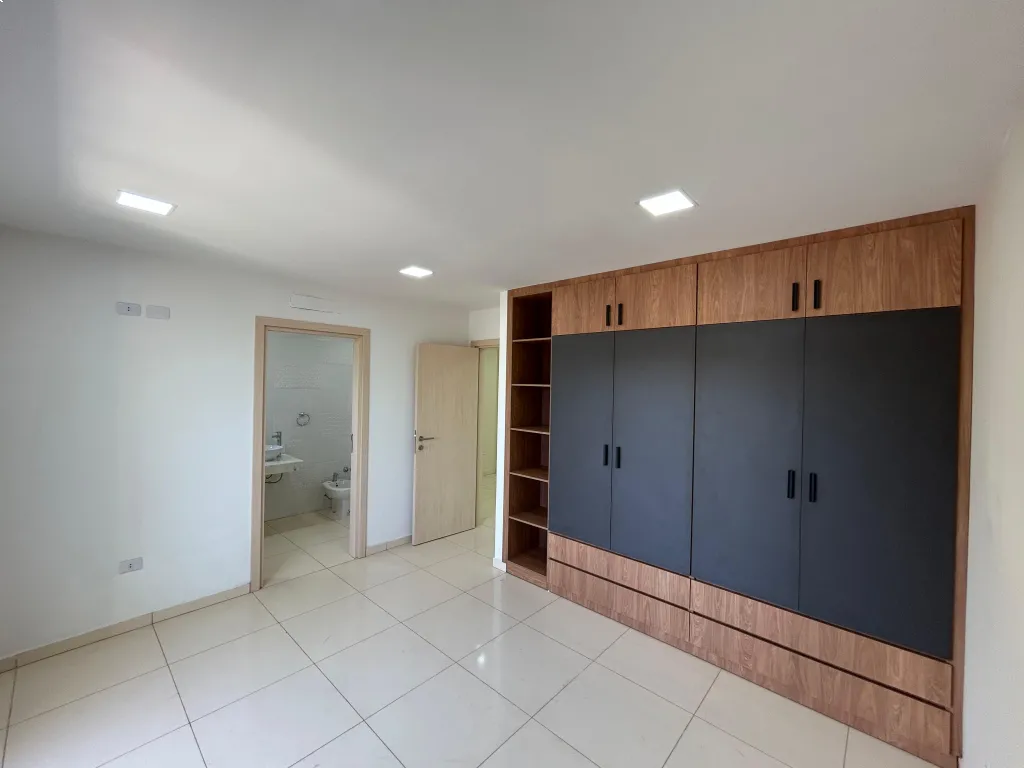 VENDO DUPLEX A ESTRENAR EN LOMA PYTA - B. LAS GOLONDRINAS DE TRES DORMITORIOS — foto 3