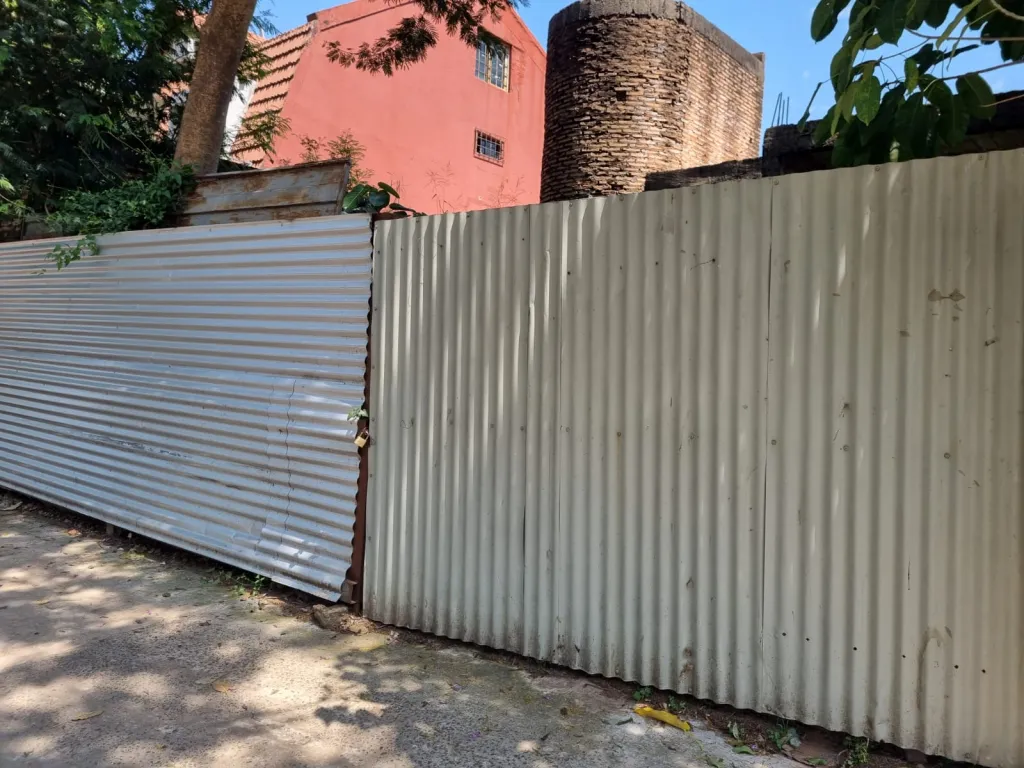 VENDO TERRENO SOBRE VENEZUELA (con construcción a demoler) — foto 2