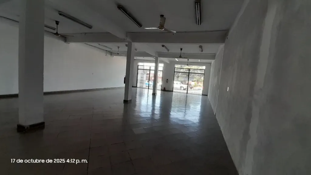 ALQUILO AMPLIO SALÓN COMERCIAL ZONA 4 MOJONES SOBRE ACCESO SUR — foto 2