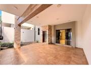 Vendo Hermoso Triplex en el Barrio Felicidad. Lambare.