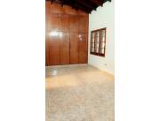 VENTA CASA EN ESQUINA Bo Hipódromo Asunción 3 dormitorios y amplio patio