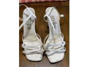 Elegante sandalia blanca