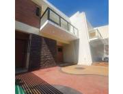 Alquilo duplex con jardin
