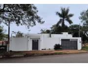 VENDO HERMOSA CASA 4 DORMITORIOS – BARRIO LOMA, CAACUPÉ