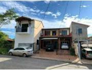 EN VENTA CASA EN LAMBARÉ, BARRIO APUA. 4 DORMITORIOS (3 EN SUITE). BAÑO SOCIAL.