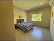 RESIDENCIA DE LUJO EN BARRIO SURUBI I EN ESQUINA