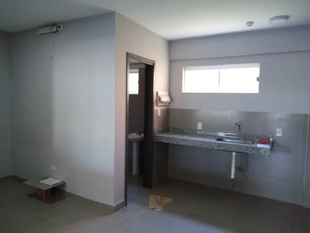 ALQUILO SALÓN COMERCIAL DE 240 M2 CON AMPLIO ESTACIONAMIENTO EN EL FRENTE — foto 3