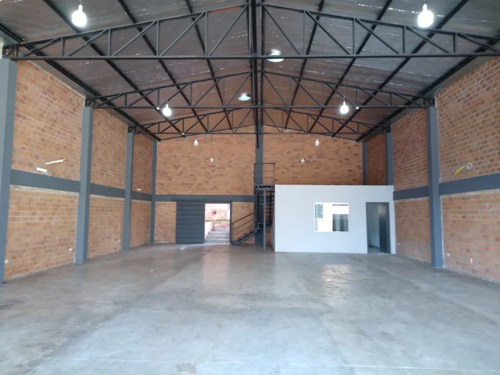 ALQUILO SALÓN COMERCIAL DE 240 M2 CON AMPLIO ESTACIONAMIENTO EN EL FRENTE — foto 2