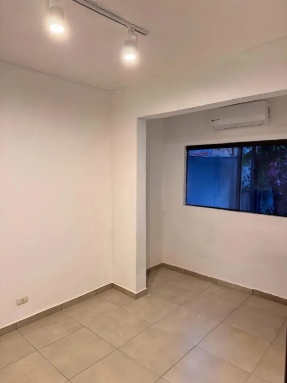 Alquilo Amplia Casa en barrio Mcal Estigarribia — foto 3